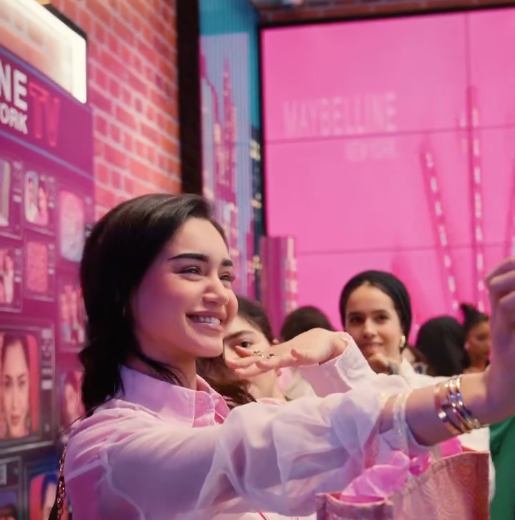 Throwback to the @maybelline_maroc Ramadan event at Maybelline Ramadan Majliss with our squad and a special meet up with singer @rymfikri ! Celebrating a night of glamour, music, and unforgettable moments